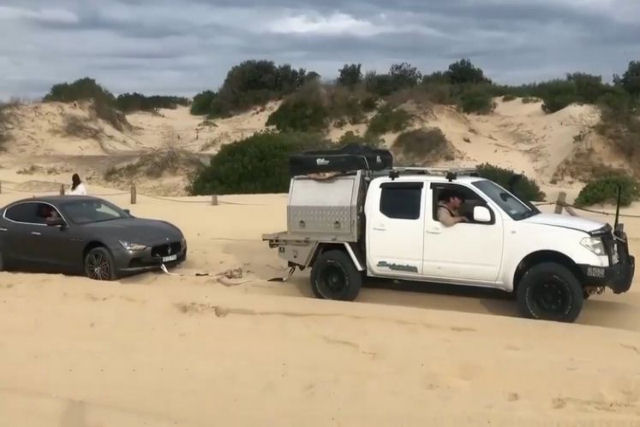 Tentam retirar um Maserati encalhando em uma praia, mas algo deu errado