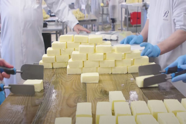 Conheça o meticuloso processo de fabricação artesanal da melhor manteiga do mundo