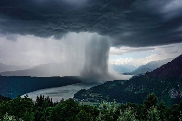 As lindas imagens em time-lapse de uma tempestade repentina se movendo sobre um lago austríaco