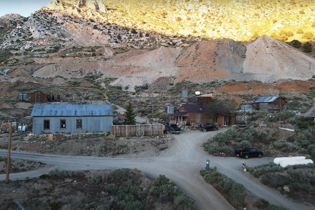 Americano passa 6 meses isolado em um povoado fantasma que comprou por 1,4 milhões de dólares