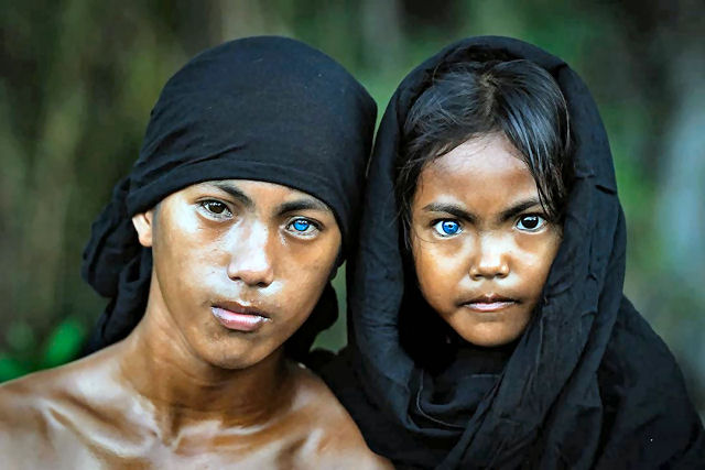 Olhos azuis e brilhantes: as hipnotizantes fotos de uma tribo com uma rara mutação genética