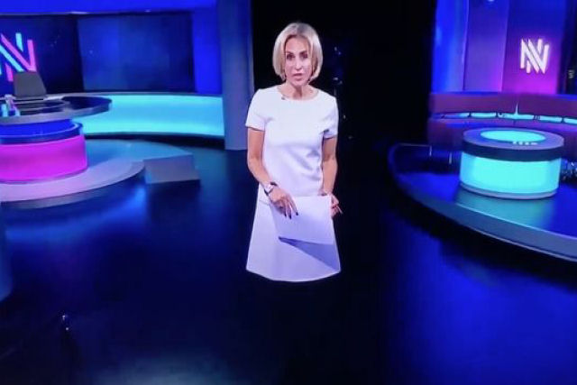 Apresentadora de TV britânica sai ao ar 'sem pernas'
