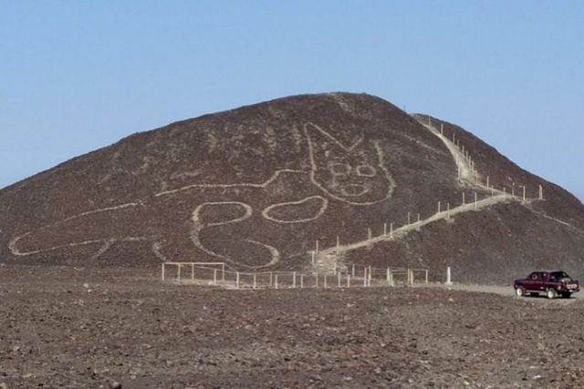 Arquólogos peruanos descobrem um gato de mais de 2000 anos entre as linhas de Nazca enquanto construíam um mirante