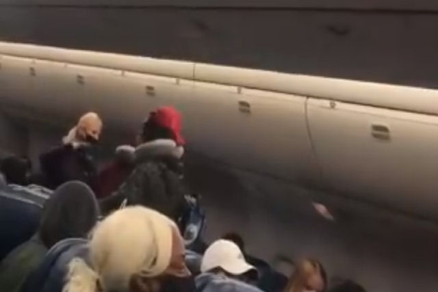 Outra passageira de avião se nega a usar máscara e sai no tapa com uma tripulante