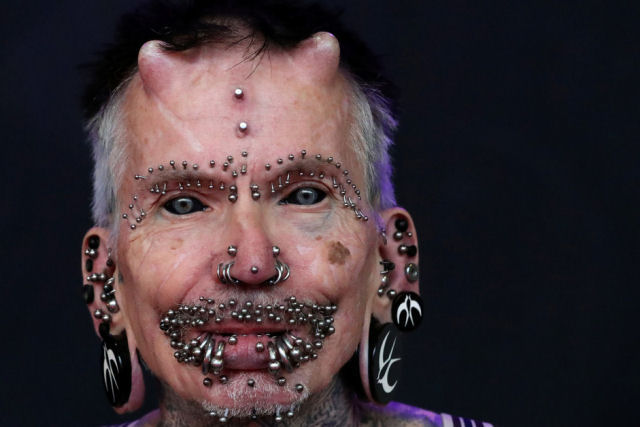 Esta é a pessoa com mais modificações corporais, incluídos dois chifres e mais de 450 piercings