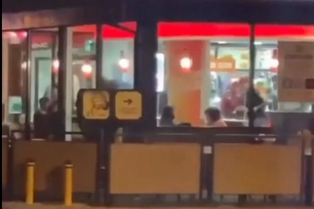 Briga maciça no interior de um Burger King deixa os clientes assustados, no Reino Unido
