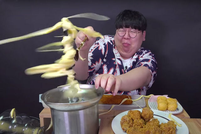 Youtuber mukbanger ganha popularidade após sofrer um divertido 'ataque' de fondue