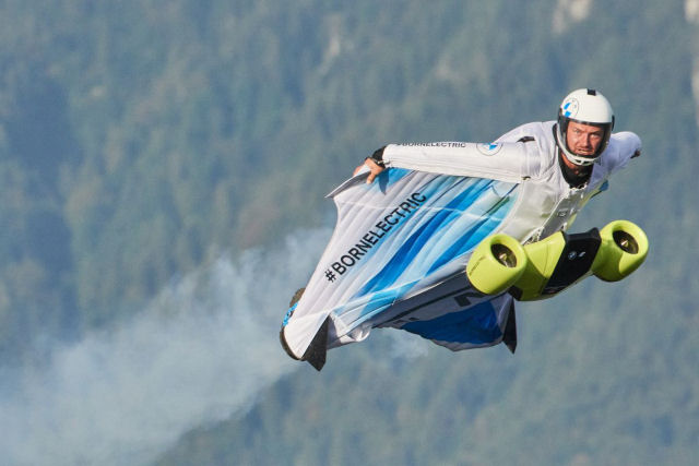 O insano primeiro salto em um wingsuit elétrico que pode atingir os 300 km/h