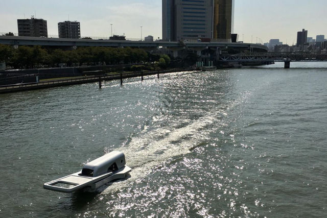 Artista japonês cria um barco em forma de zíper que abre o 'fecho-éclair' do rio Sumida em Tóquio
