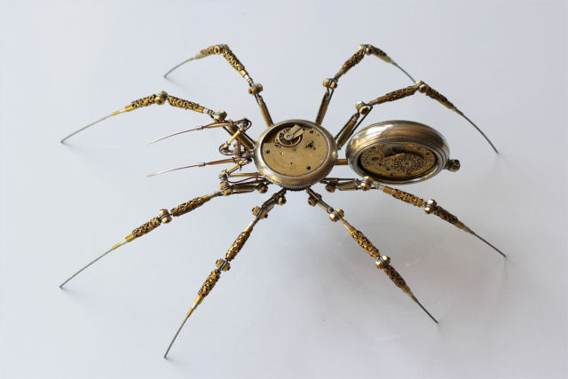 Artista húngaro cria meticulosas aranhas steampunk com peças de relógios, câmeras e equipamentos médicos antigos