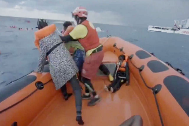 Mãe imigrante grita desesperada pelo filho depois de um naufrágio no Mediterrâneo