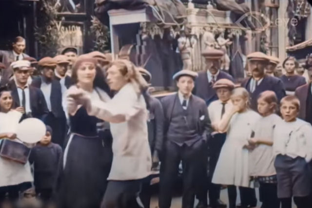 Cenas da vida cotidiana em Amsterdã em 1922, com filmagens históricas aprimoradas por inteligência artificial