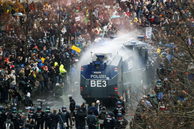 Polícia usa canhões de água contra manifestantes anti-quarentena em Berlim