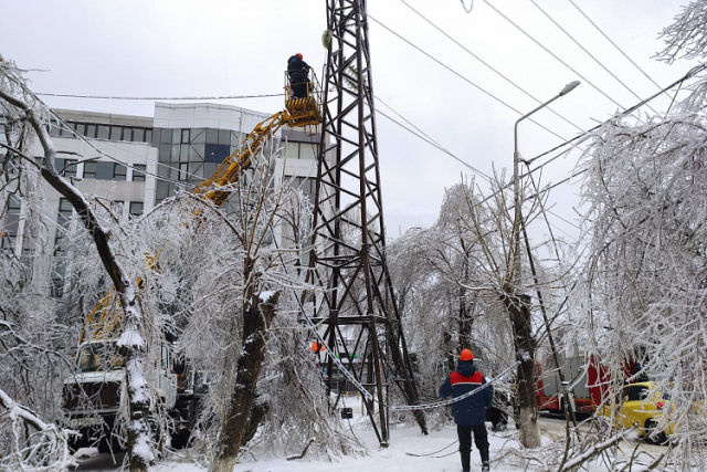 Fortes ventos e chuvas congeladas convertem toda uma cidade russa em uma imensa pista de gelo