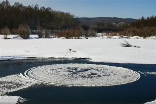 Um peculiar e perfeito disco de gelo de 6 metros flutua e gira sobre um rio na China
