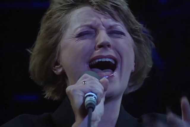 Rara apresentação ao vivo de Clare Torry cantando com Pink Floyd