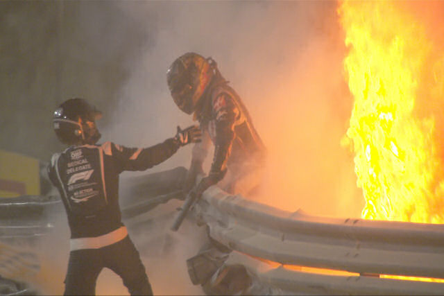 Piloto de Fórmula 1 bate seu carro contra uma barreira e explode em chamas