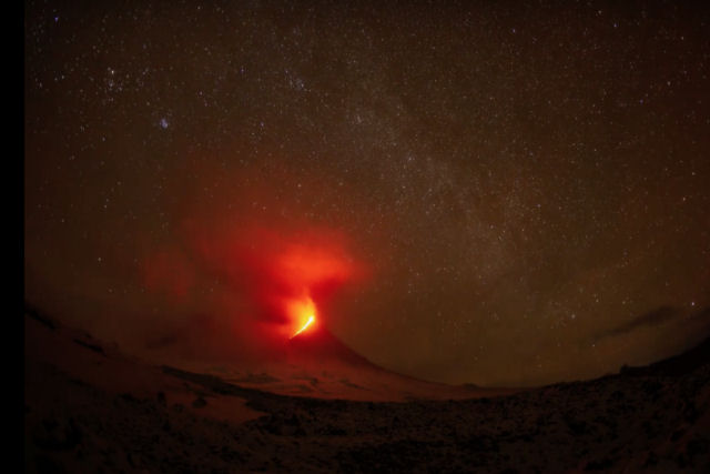 Fotógrafa registra rastro de um meteoro sobre um vulcão em plena erupção