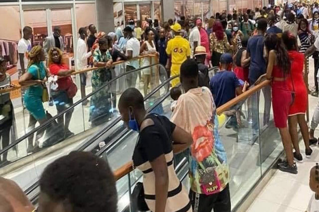 Os acidentes na escada rolante de um shopping recém inaugurado em Camarões se tornou a principal atração do local