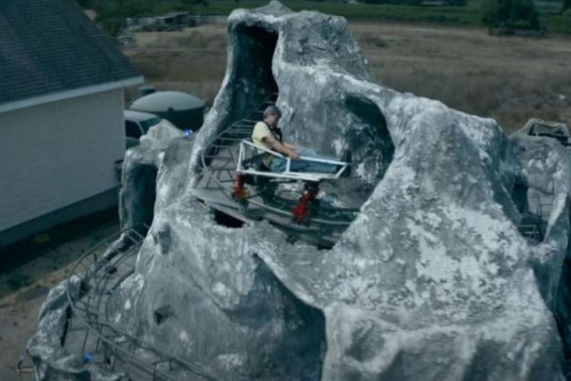 Família cria réplica gigante de uma das montanhas russas mais famosas da Disney no quintal de casa