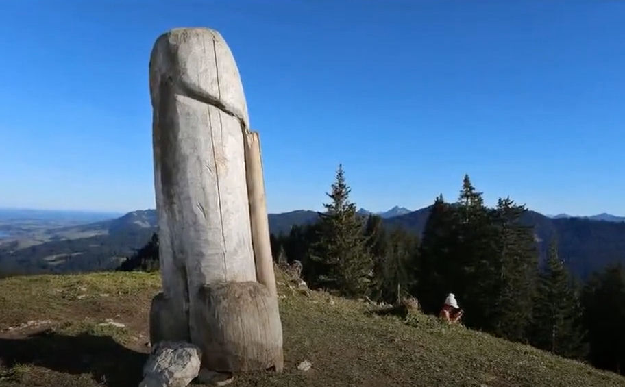 Enorme escultura fálica desaparece de uma montanha alemã e deixa as autoridades perplexas