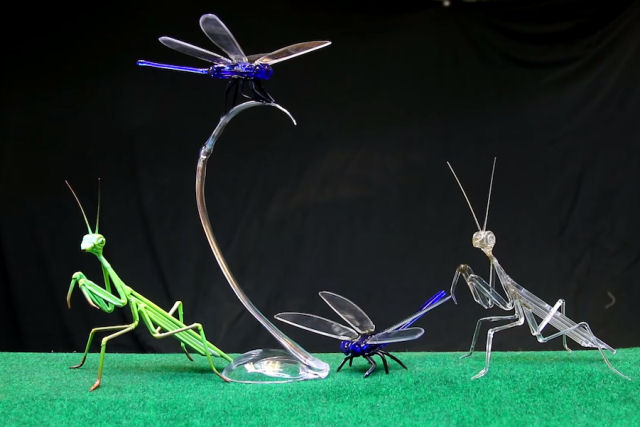 Fazendo graciosas esculturas de insetos com talheres de plástico