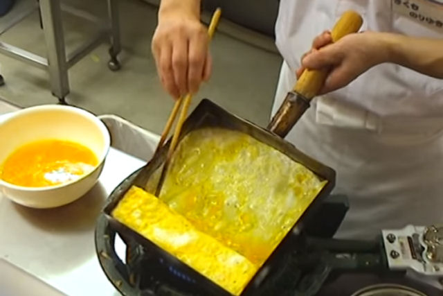 Como fazer uma omelete enrolada japonesa