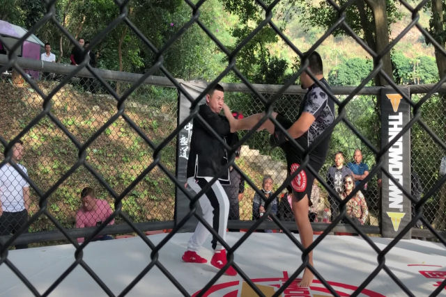 Mestre de Tai-Chi enfrenta um lutador de MMA e a luta dura 10 segundos