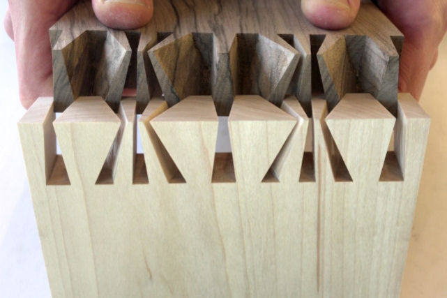 Carpinteiros japoneses mostram como eles criam estruturas de madeira sem pregos ou cola