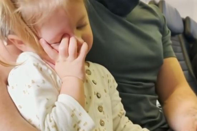 Família é expulsa de um avião porque a filha de 2 anos negou-se usar máscara