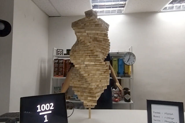 Jovem empilha incríveis 1.002 blocos Jenga quebrando todos os recordes mundiais