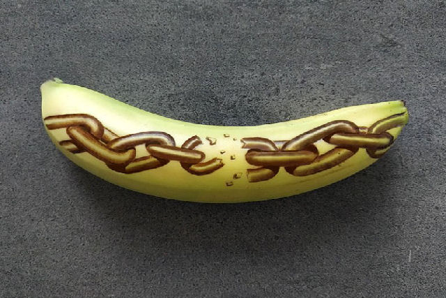 Arte incrível com banana feita partir da oxidação da casca