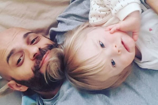 Pai solteiro italiano adota bebê com síndrome de Down rejeitada por várias famílias