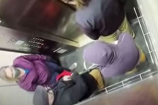 Americano entrou em um elevador cheio, tossiu no rosto de um idoso, que reagiu de maneira inesperada