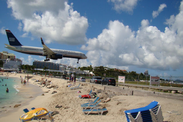 Incrível compilação de aviões decolando e pousando na praia de Maho, em St Maarten, em 4K