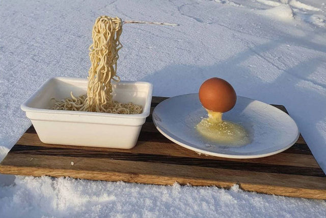 Cowboys de cuequinha e alimentos que desafiam a gravidade se despedem de 2020 na fria Sibéria