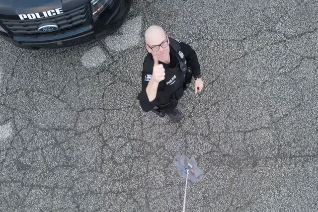Americano usa um drone para presentear uma caixa de rosquinhas a policiais