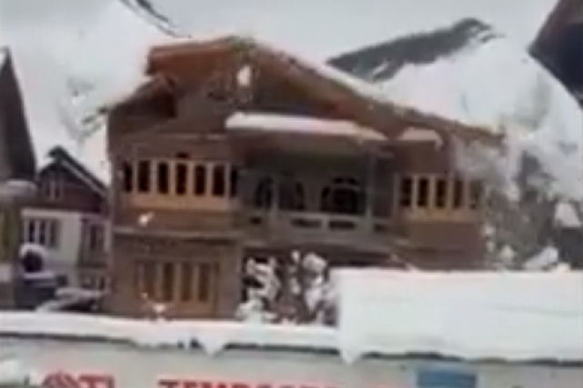 O acúmulo de neve provoca o colapso do teto de uma casa na Índia