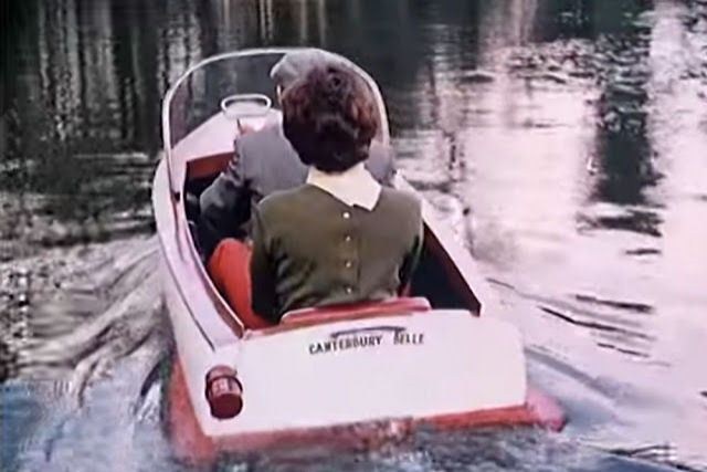 Em 1960, alguém teve a ideia de construir um sidecar em forma de um mini-barco