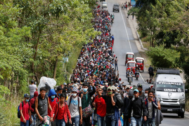 Polícia guatemalteca tenta deter a caravana de migrantes com gás lacrimogênio