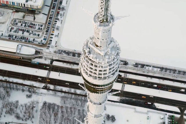 A torre de televisão mais alta da Europa a vista de drone em pleno inverno