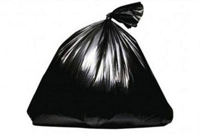 Vestido de grife de 3.600 reais é comparado com um saco de lixo