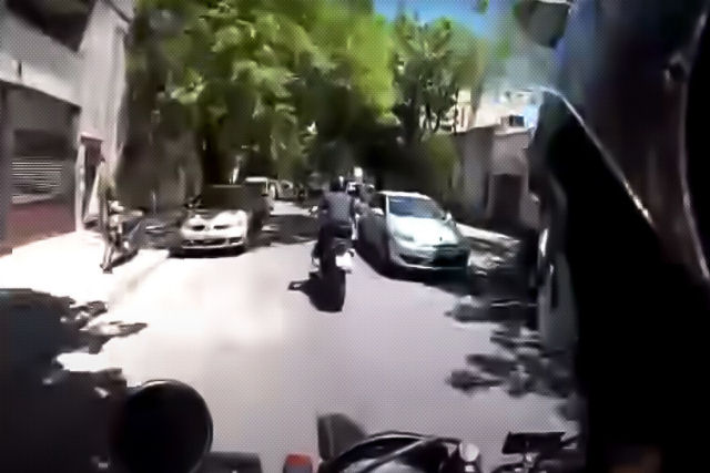 Policiais de moto participam na perseguição 'de filme' de um delinquente pelas movimentadas ruas de Rosário