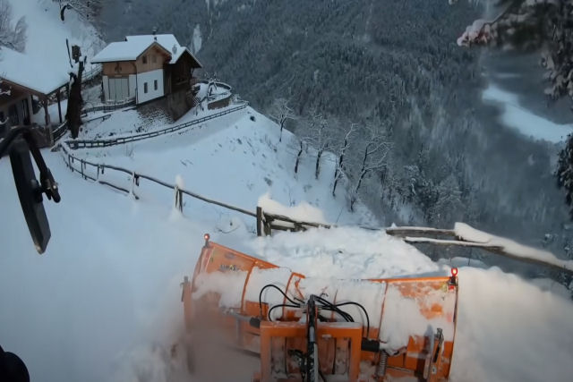 Limpando a neve nos Alpes italianos