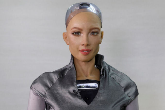 O robô Sofia, que prometeu aniquilar à humanidade, vai ser fabricada em massa no meio da pandemia