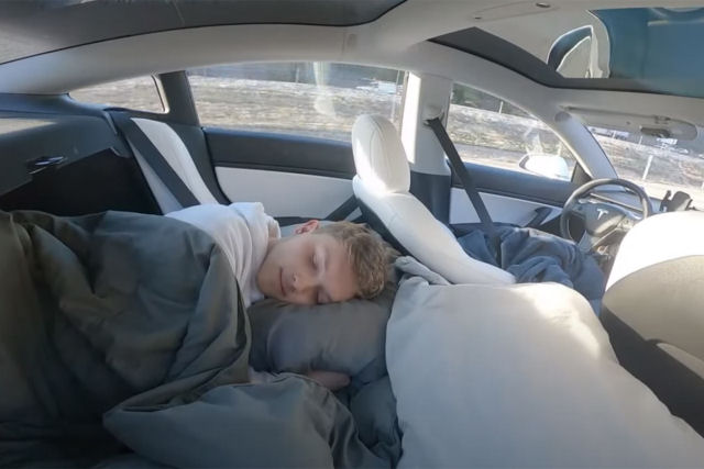 Jovem finge dormir com o piloto automático do Tesla Model 3 ativado