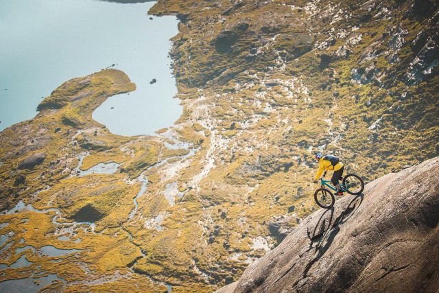 O ciclista aventureiro Danny MacAskill desce lajes de granito íngremes na Ilha de Skye