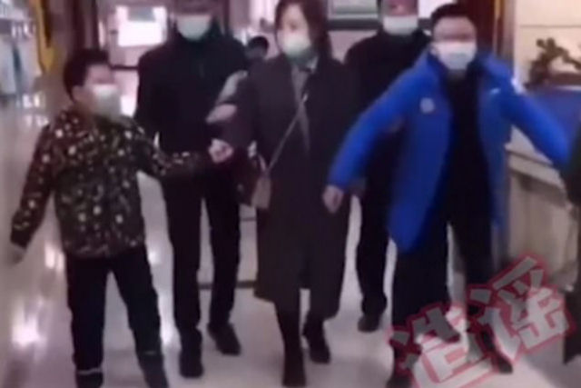 Vídeo viral mostra crianças andando como pinguins após supostos testes anais de covid-19 na China