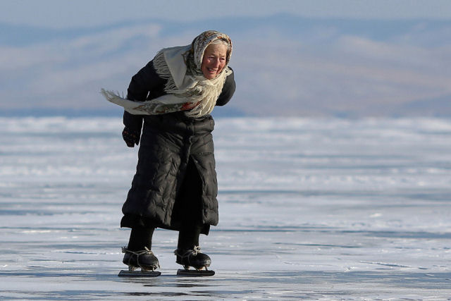 A babuska que passeia pelo gelo do Baikal em patins caseiros