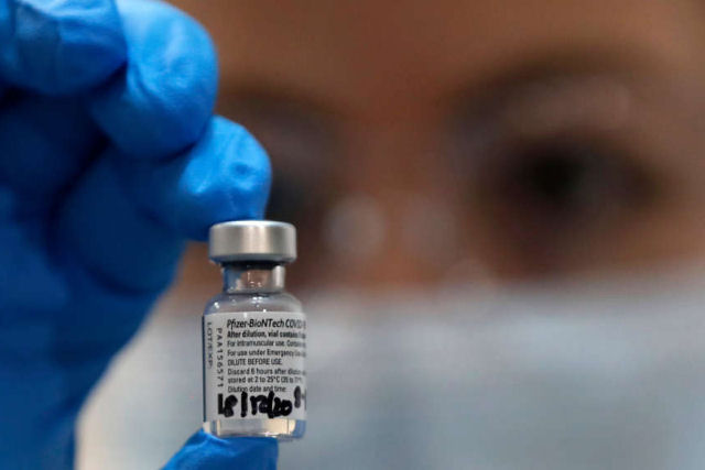 O país com maior índice de vacinação contra a covid-19 já está vendo a doença retroceder